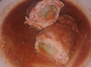 Una foto de Rollo de carne relleno de verduras y jamón, en salsa de jitomate