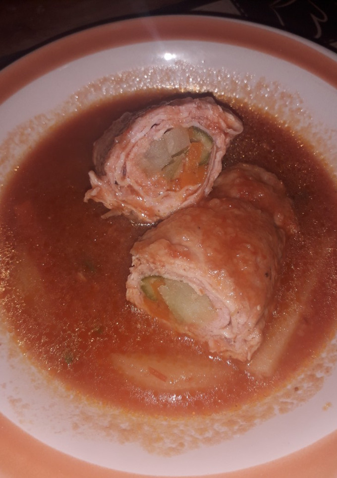 Una foto de Rollo de carne relleno de verduras y jamón, en salsa de jitomate
