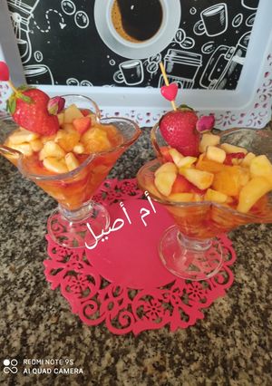 صورة لوصفة سلطة الفواكه بمركز الليمون و ماء الورد