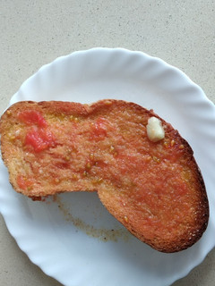 Una foto de Pan con tomate