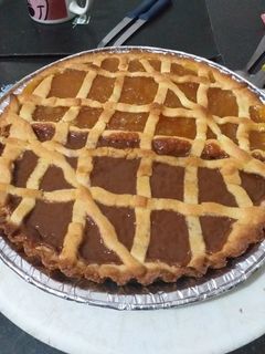 Una foto de Pasta frola de dulce de batata y dulce de leche 🥧