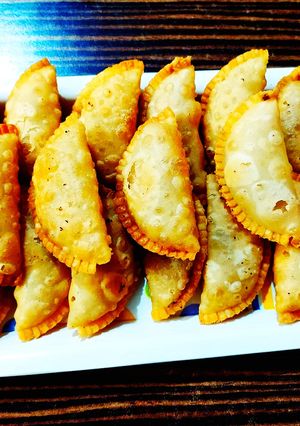 मावा गुझिया (mawa gujia recipe in hindi) रेसिपी मुख्य फोटो