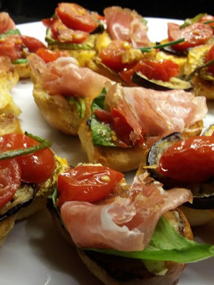 Una foto de Entrada / Bocaditos vegetarianos con berenjena y cherry