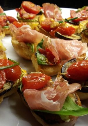 Una foto de Entrada / Bocaditos vegetarianos con berenjena y cherry