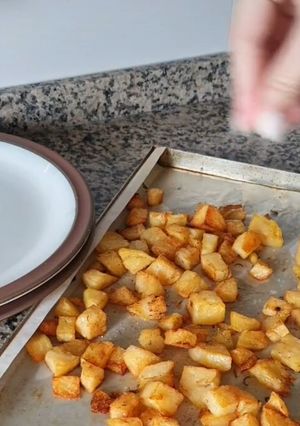 Una foto de PAPAS CROCANTES AL HORNO 🥔