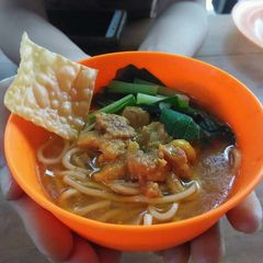 A picture of Mie Ayam (Chicken Noodle Soup With Palm Sugar and Soy sauce).