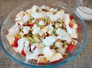 Una foto de ensalada salsa de yogur nueces