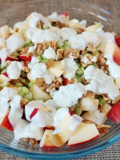 Una foto de Ensalada Waldorf con salsa de yogur y frutos secos