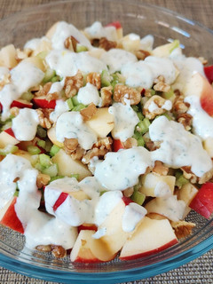 Una foto de Ensalada Waldorf con salsa de yogur y frutos secos