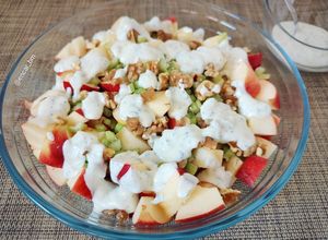 Una foto de Ensalada Waldorf con salsa de yogur y frutos secos