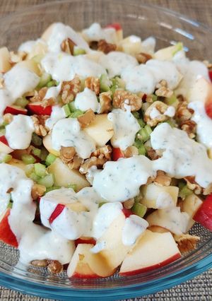 Una foto de Ensalada Waldorf con salsa de yogur y frutos secos