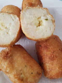 Una foto de Croquetas de papa y arroz rellenas de 🧀