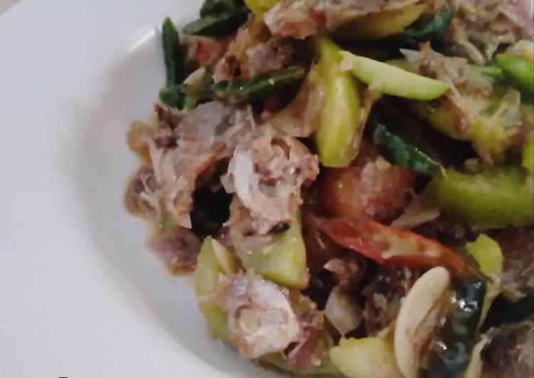 Bahan memasak Oseng ikan asin sambal ijo yang praktis