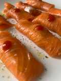 Rollitos de salmón rellenos de crema fresca de encurtidos