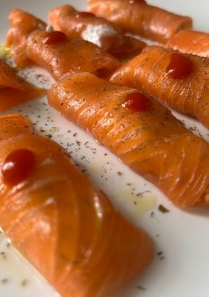 Foto principal de Rollitos de salmón rellenos de crema fresca de encurtidos