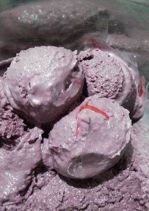 Una foto de Helado de Cabernet Sauvignon con jengibre y canela