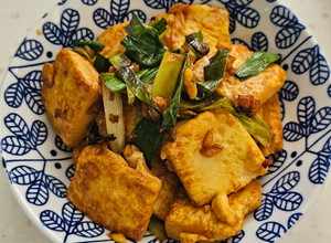 蔥燒雞蛋豆腐(在冰箱裡謎食#7) 的食譜成品照片