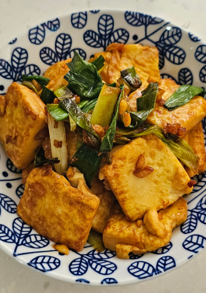 蔥燒雞蛋豆腐(在冰箱裡謎食#7) 的食譜成品照片