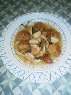 Una foto de Albóndigas de ternera con almejas del pacifico