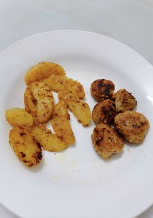 Hình của món Thịt viên chiên và khoai tây lắc.