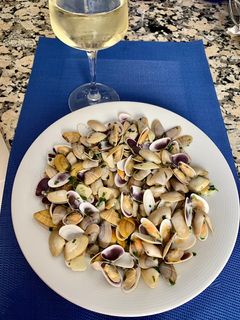 Una foto de Coquinas al vino blanco