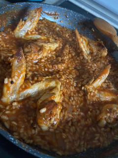 Una foto de Arroz con alitas de pollo adobadas