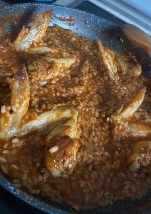 Una foto de Arroz con alitas de pollo adobadas