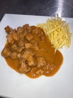 Una foto de Carne en salsa estilo granadino con patatas paja