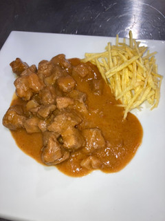 Una foto de Carne en salsa estilo granadino con patatas paja