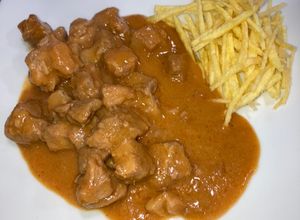 Foto principal de Carne en salsa estilo granadino con patatas paja