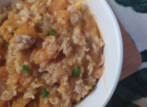 Hình của món Cháo yến mạch bí đỏ thịt băm.