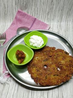 पोह्याचे खुसखुशीत थालीपीठ (ponhyanche thalipeeth recipe in marathi) रेसिपी चे मुख्य फोटो