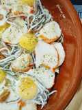 Cazuela de gulas, colas de mar y huevos de codorniz
