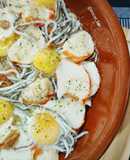 Cazuela de gulas, colas de mar y huevos de codorniz