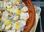 Una foto de cazuela de gulas