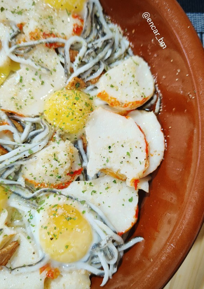Una foto de Cazuela de gulas, colas de mar y huevos de codorniz