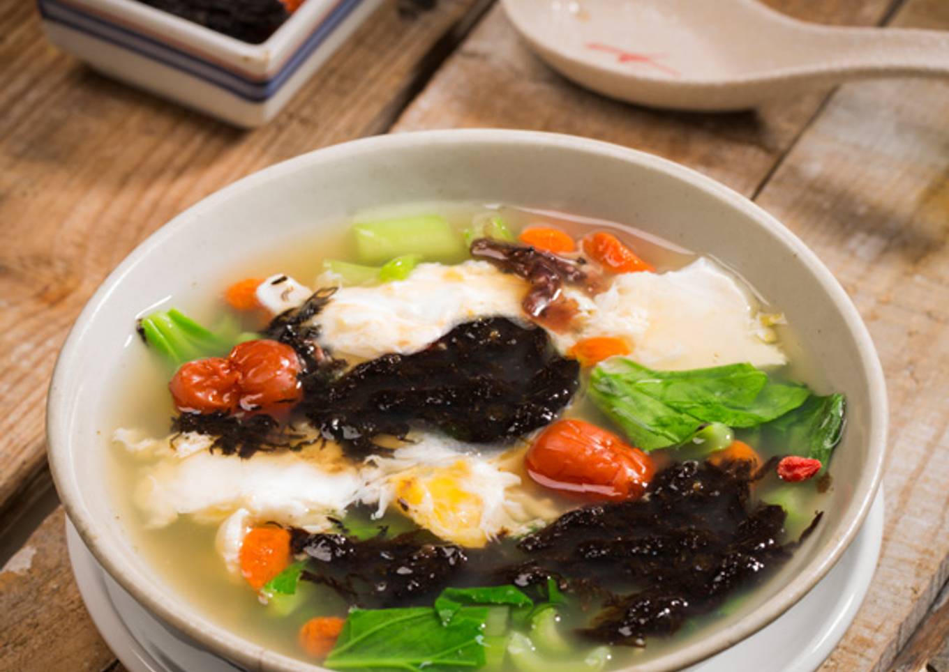 Sup mustard Cina dengan rumput laut