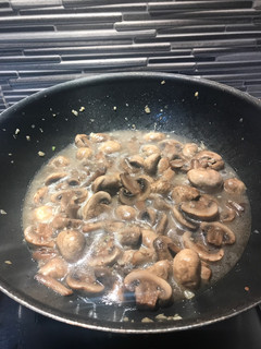 Una foto de Champiñones al ajillo