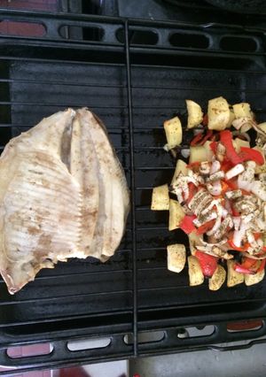 Una foto de Pacu al horno con verduras