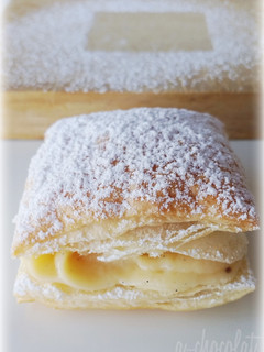 Una foto de Hojaldres rellenos de crema pastelera (Miguelitos)