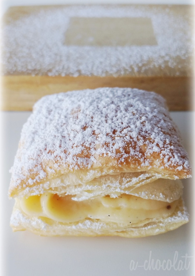 Una foto de Hojaldres rellenos de crema pastelera  (Miguelitos)