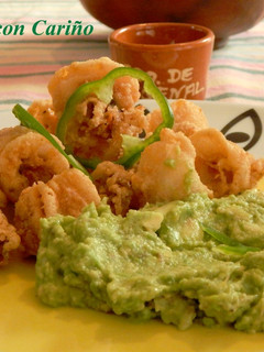 Una foto de Calamares fritos con crema de aguacate