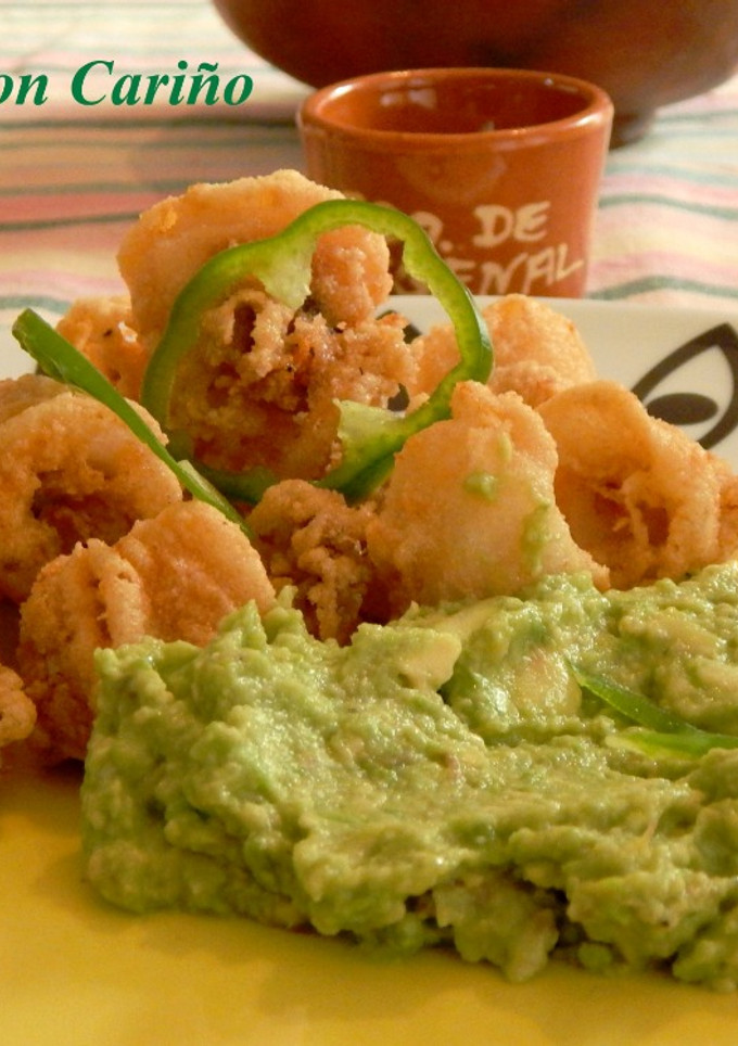 Una foto de Calamares fritos con crema de aguacate