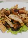 Straccetti Petto di Pollo con Funghi Champignon serviti su Letto di Insalata