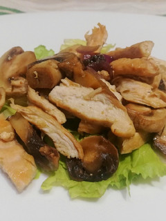Foto di Straccetti Petto di Pollo con Funghi Champignon serviti su Letto di Insalata