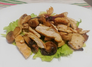 Foto di Straccetti Petto di Pollo con Funghi Champignon serviti su Letto di Insalata