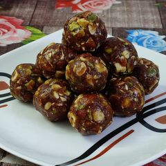 A picture of Dates & dryfruits ladoo.