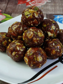 A picture of Dates & dryfruits ladoo.