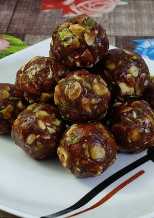 A picture of Dates & dryfruits ladoo.