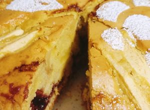 Foto di Torta di mele con confettura di amarene